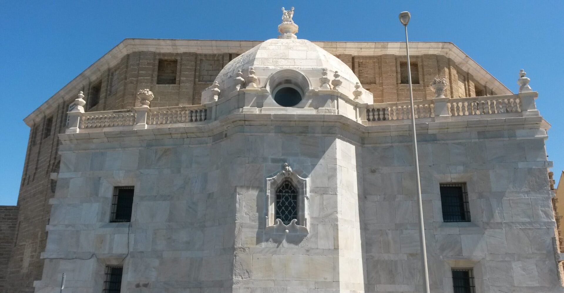Parte trasera de la catedral de cádiz