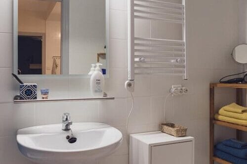 cuarto de bano anda la luz