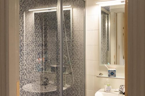 cuarto de bano anda la luz2